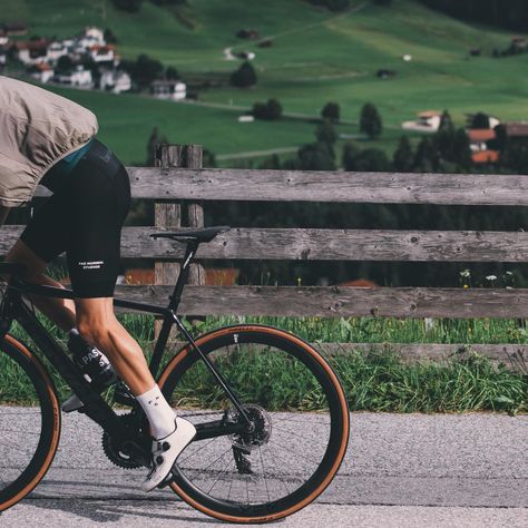 Road Bike Aesthetic, Cyclist Photography, Cycling Aesthetic, Cycling Men, Vintage Mountain Bike, Cycling Inspiration, Pas Normal Studios, Cycling Club, Bike Aesthetic