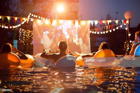 Stock Photo : Pool movie night party. Dive In Movie, Pool Movie, Outdoor Movie Party, Friends Party Night, Night Pool Party, Movie Rental, Party Swimming Pool, Weekend Reading, American Lifestyle