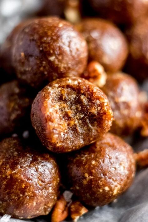 Pie Balls, Pecan Pie Balls, Vegan Holiday Desserts, Pecan Pie Bites, Tarte Vegan, Snack Sani, Energy Bites Recipes, Pie Bites, Energy Ball Recipe