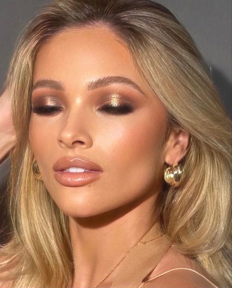 Formal Gold Makeup, Prom Makeup For Cream Dress, Makeup Looks For Gold Dresses, Glowy Bronze Makeup Wedding, Makeup For A Golden Dress, Gold Makeup Bridesmaid, Gold Glamour Makeup, Bronzed Gold Makeup Look, Dewy Prom Makeup Glow