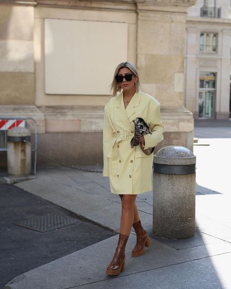 We love these Stella McCartney chunky ankle boots with a 60's vibe! Stella Mccartney Boots, Xenia Adonts, Stella Mccartney Platform, Aylin Koenig, Daily Street Style, Bitter Lemon, 60s Vibe, Boots Fall Ankle, Chunky Ankle Boots