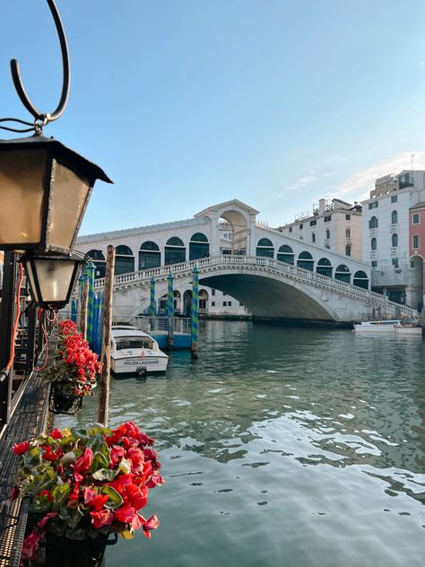 italy | venice | rialto bridge | canals | things to do | gondola | trip inspo Rialto Bridge Aesthetic, Venice Rialto Bridge, Venice Italy Photos, Venice Aesthetic, Rialto Bridge Venice, Venice Bridge, Love Lock Bridge, Italian Water, Rialto Bridge