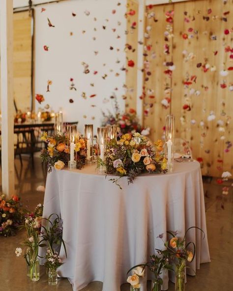 Behind Sweetheart Table Decor, Garden Wedding Sweetheart Table, Simple Sweet Heart Table Wedding, Sweetheart Table Backdrop Ideas, Sweetheart Table Arch, Colorful Sweetheart Table, Round Sweetheart Table, Sweetheart Table Wedding Simple, Diy Sweetheart Table