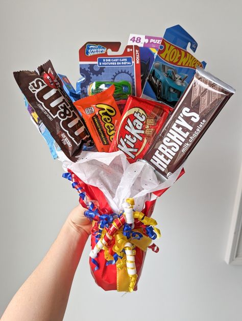 Kid graduation bouquet Tk Promotion Gift Ideas, Graduation Gifts Kindergarten, Kindergarten Graduation Candy Bouquet, Graduation Gift For Preschoolers, Graduation Gift Kindergarten, Kindergarten Graduation Gifts For Boys, Kindergarten Graduation Food Ideas, Daycare Graduation Gifts, Pre K Graduation Ideas Gifts