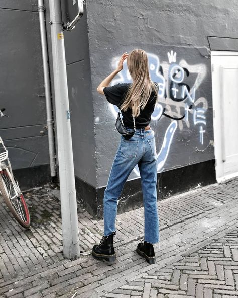 Instagram @Joannemmm ✨ Straight leg jeans dr martens jadon platform boots spijkerbroek herfst outfit.  #streetstyled #ootdnl #nakd Dr Martens Platform Outfit, Jadon Outfit, How To Style Doc Martens, Straight Leg Jeans Outfits Summer, Platform Boots Outfit, Jeans Outfits Summer, Platform Outfit, Boohoo Outfits, Outfits With Boots