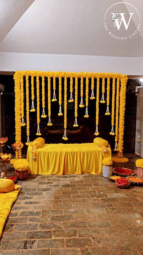 Simple Haldi Stage Decoration At Home, Baby Ceremony Decorations, Haldi Ideas At Home, Haldi Simple Decoration, Marriage Mandapam Decoration, Pelli Mandapam Decoration Simple, Haldi Decoration Ideas Simple, Mehendi Home Decor Ideas, Shadi Decoration At Home