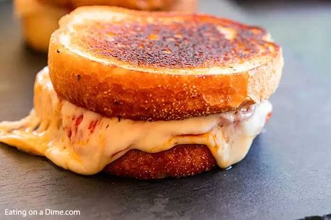 Jazz up plain grilled cheese with this delicious pizza grilled cheese sandwich recipe. Texas Toast makes this super easy. Your kids will go crazy over this! Basic Grilled Cheese, Grilled Cheese Recipes Gourmet, Shredded Beef Sandwiches, Pizza Grilled Cheese Sandwich, Guacamole Grilled Cheese, Panera Recipes, Grilled Cheese Sandwich Recipe, Homemade Garlic Butter, Pizza Grilled Cheese