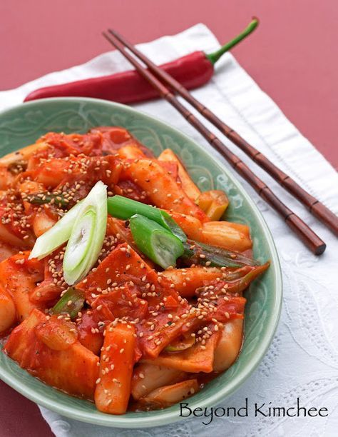 Korean Rice Cakes 4½C water 8-10 dried anchovies 1 piece of dried sea kelp, about 4" long 1⅓ lb (600g) rice cakes, usually comes as frozen 4-5T Korean red chili paste (gochujang) 3T sugar 3 slices flat fish cakes cut into big chunks, optional ½ cabbage diced 1 leek, white and light green part sliced 1 garlic chopped 1-2T ketchup, optional 1t sesame seeds roasted dash pepper Korean Rice Cakes, Korean Rice Cake, Rice Cake Recipes, Korean Rice, Spicy Rice, Spicy Korean, Korean Dishes, Asian Dishes, Rice Cakes