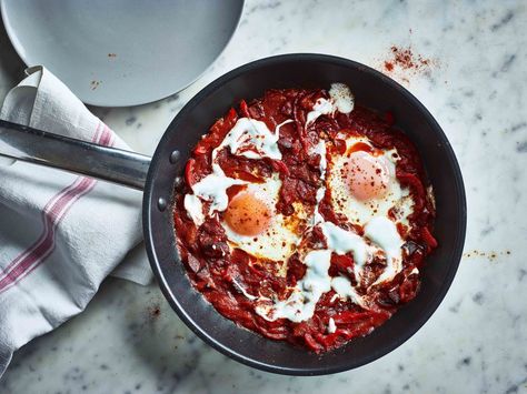 Spanish Style Shakshuka with Chorizo Baked Eggs Recipe, Crispy Beef, Body Coach, Spicy Tomato Sauce, Fry Pan Set, Eggs Recipe, Batch Cooking, Baked Eggs, Sweet And Sour Pork