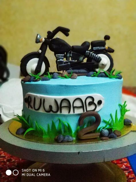 Royal Enfield Thunderbird - cake by Gourmet Nirvana Royal Enfield Cake Ideas, Thunderbirds Cake, Motorcycle Birthday Cakes, Motorcycle Birthday Parties, Motorbike Cake, Enfield Thunderbird, Cake Topper Printable, Motorcycle Birthday, Bike Cakes