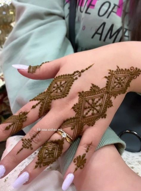 henna henna designs henna tattoo henna tattoos henna design henna tattoo designs hennas henna hand henna tattoo design henna tattoos designs Henna Styles, Henna Tattoo Design, Henna Designs Back, Tattoos Henna, Henna Designs Wrist, Henna Hand, Tato Henna, Finger Henna Designs, Henna Tattoo Hand