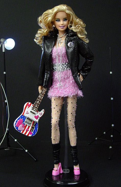 BArbie in pink and black Rockstar Barbie Outfit, Rockstar Barbie Costume, Barbie Rockstar, Barbie In Pink, Qveen Herby, Barbie Rooms, Barbie Collectables, Rockstar Costume, Rock Star Outfit