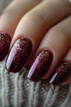 Maroon Nails With Gold Design, Christmas Nails Burgundy And Gold, Berry And Gold Nails, Holiday Nails Burgundy, Burgundy With Gold Nails, Burgundy Xmas Nails, Sparkly Maroon Nails, Burgundy Christmas Nail Ideas, Burgundy Nails Christmas