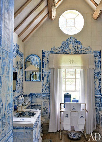 Eye For Design: Decorating With Azulejos, Portuguese Blue And White Tiles Anouska Hempel, Blue And White Tiles, Bathroom Tile Inspiration, Blue White Decor, Decor Baie, Tile Inspiration, English Country House, Blue Bathroom, White Rooms