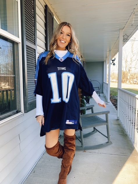 Tennessee Titans Game Day NFL Style Follow @gameday_babe on IG for more Titans Fan / Titans Football / Gameday Style / Gameday Outfit / Football Tailgate Style / Football Outfit / NFL Style / Tailgating Outfit / Tailgating / What to Wear Jersey Outfit Football, Cute Football Outfit, Jersey Outfit Ideas, Oversized Jersey Dress, Super Bowl Outfit, Football Outfit, Football Jersey Outfit, Game Outfit, Tailgate Outfit