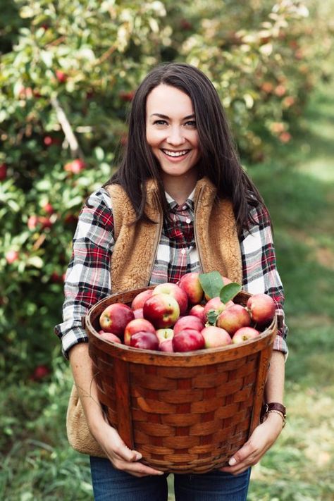 Apple Picking Outfit Fall, Apple Picking Outfit, Apple Farm, Warm Apple, Fall Apples, Apple Harvest, Apple Orchard, Fall Photoshoot, Apple Picking