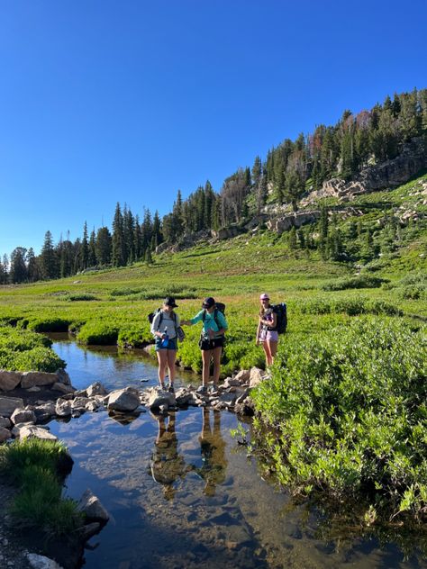 Aesthetic Mountains, Hiking Pics, Mountains Aesthetic, Hiking Outfits, Aesthetic Places, Summer Hiking, Family Couple, Hiking Aesthetic, Adventure Aesthetic