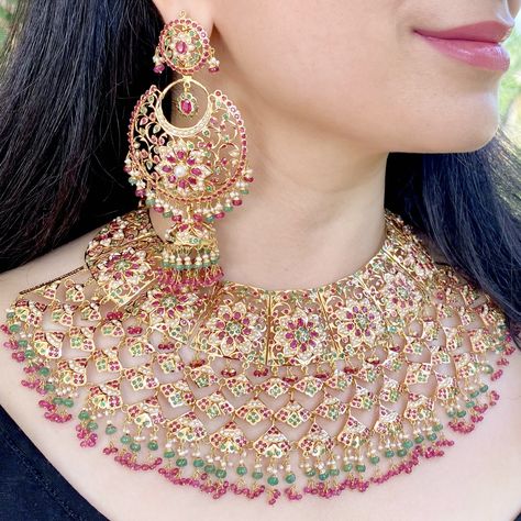 Bridal jadau necklace in 22ct gold #jadaujewellery #bridaljewellery #indianjewellery #indianbride #goldjewellery #goldjewelleryonline #bridalnecklace #bridalearrings #bridalideas #heritagejewellery #traditionaljewellery #traditionalnecklace #indianbridaljewellery #22ctgold #22ctgoldjewellery #jewellerymaker #rudradhan Hyderabadi Jewelry Brides, 22ct Gold Jewellery, Jadau Necklace Set, 22k Gold Jewelry Necklaces, Jadau Necklace, Hyderabadi Jewelry, Bollywood Bridal, Bridal Necklace Designs, Indian Bridal Jewelry Sets