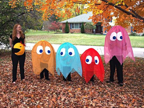 Family PacMan costumes made from clear umbrellas Halloween Costumes Family Of Three, Halloween Costumes Family, Pregnant Halloween Costumes, Kostum Halloween, Team Costumes, Colorful Halloween, Teal Pumpkin, Pregnant Halloween, Family Of Three