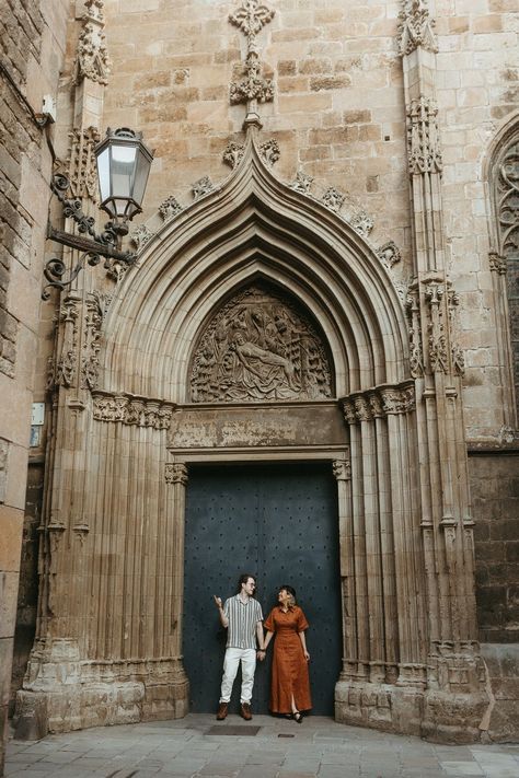 Barcelona Couple Photos, Old Town Photoshoot Ideas, Barcelona Photography, Couples City, Barcelona Beach, Paris Photo Ideas, Paris Couple, Barcelona City, Old Couples