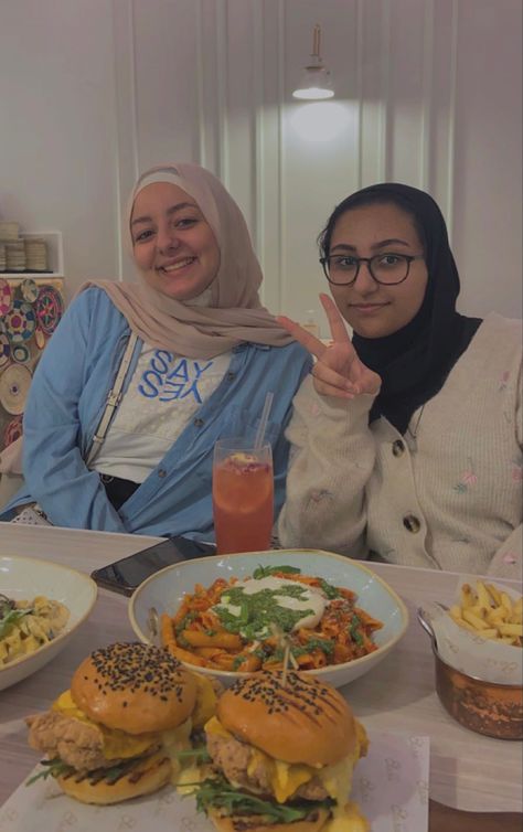 #friends #kpop #dinner #iftar #pasta #burgers #lemonade #anime #cafe #restaurant #outfits #cardigan #cute #elaracafe Iftar With Friends, Restaurant Outfits, Anime Cafe, Iftar, Cafe Restaurant, Lemonade, Pasta, Cafe, Restaurant