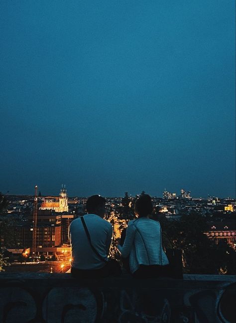 City Date Ideas, Urban Couple Aesthetic, Rooftop Date Aesthetic, Urban Night Aesthetic, Rooftop Aesthetic Night Couple, City Date Aesthetic, Couples Photoshoot City Night, Couple At Night Aesthetic, City Rooftop Aesthetic Night