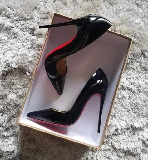 Shoes Heels Classy, Red Louboutin, Fancy Shoes, Girly Shoes, Fashion Heels, Black High Heels, Pretty Shoes, Dream Shoes, Beautiful Shoes