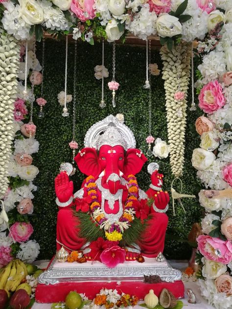 #Decor #Festive #Ganpati Red Ganpati Decoration, Red Ganpati Murti, Ganesh Chaturthi Theme, Ganpati Mandap, Gannu Bappa, Ganpati Bappa Decoration, Flower Decoration For Ganpati, Bappa Decoration, Indian Baby Shower Decorations