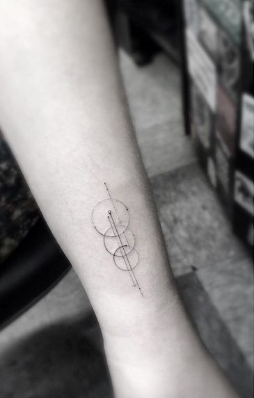 Minimal geometric tatoo - Woo SSC Woo Tattoo, Dr Woo Tattoo, Dr Woo, Circle Tattoos, Circle Tattoo, Arrow Tattoos, Trendy Tattoos, Foot Tattoos, Forearm Tattoos