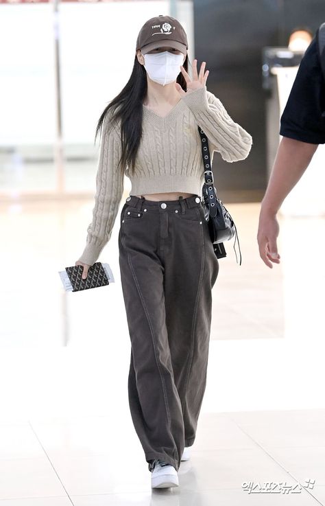 Airport Outfit Korean, Kpop Fashion Women, Celeb Airport Style, Airport Fashion Kpop, Korean Style Outfits, Korean Airport Fashion, Korean Outfits Kpop, Korean Fashion Winter, Famous Outfits