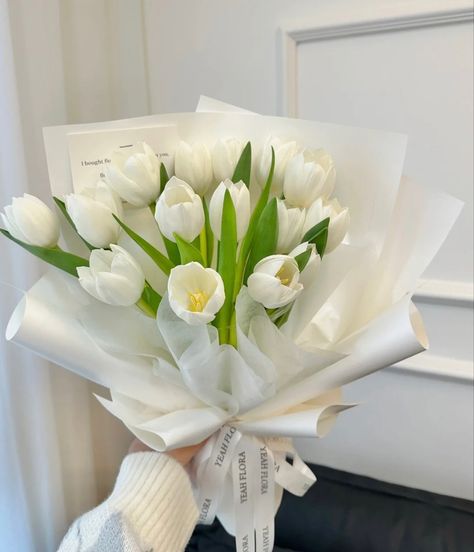 Bucket Aesthetic Flower, Tulip Flower Pictures, White Tulip Bouquet, Luxury Flower Bouquets, Flower Decorations Diy, Flower Bouquet Diy, Flower Gift Ideas, Tulip Bouquet, Flowers Bouquet Gift