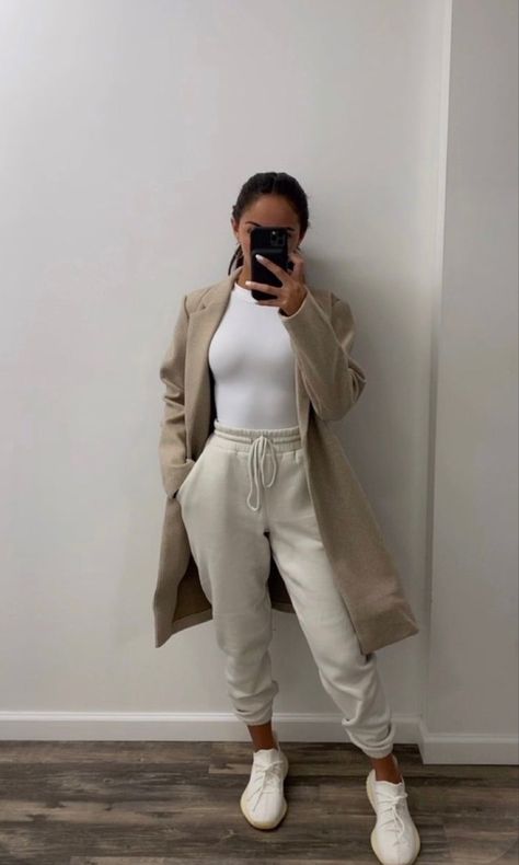 Sweatpants Styling, Yeezy Outfit Women, Uni Fits, Yeezy Outfit, Outfit Pants, Genderless Fashion, Joggers Outfit, Modieuze Outfits, Outfit Winter