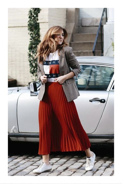 Pleated Skirt And Sneakers, Red Pleated Skirt, Long Skirt Outfits, Skirt And Sneakers, Elegante Casual, Mode Inspo, Night Outfits, Look Chic, Outfits Casuales