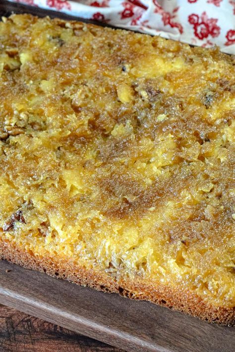 Crushed Pineapple Upside-Down Cake Pineapple Upside Down Cake With Crushed Pineapple Recipe, Crushed Pineapple Recipes Desserts, Crushed Pineapple Cake, Pineapple Cake Recipe, Pineapple Dessert, Delish Cakes, Pineapple Dessert Recipes, Donut Dessert, Pineapple Recipes