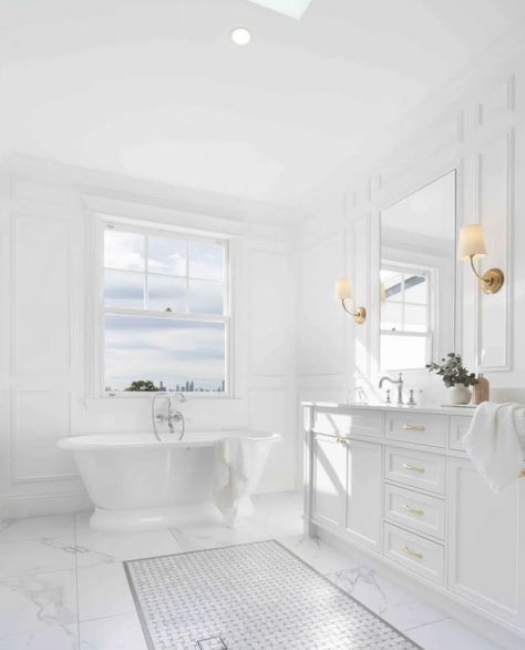 Hampton Bathroom Ideas, Hamptons Bathroom Ideas, Hampton Style Bathrooms, Hamptons Style Bathroom, Wall Wainscoting, Hamptons Interior Design, Hampton Homes, Hamptons Style Interior, Timber Handrail