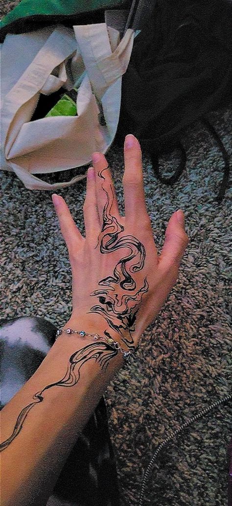 Eyeliner Hand Tattoo, Wavy Hand Tattoo, Green Hand Tattoo, Linework Hand Tattoo, Eyeliner Tattoo Ideas Hand, Trippy Hand Tattoos, Wavy Line Tattoo, White Hand Tattoo, Wavy Lines Tattoo