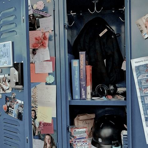 Grunge Locker Decor, Blue High School Aesthetic, Decorated Locker Aesthetic, School Hall Aesthetic, School Lockers Aesthetic, High School Lockers Aesthetic, School Locker Aesthetic, 2000s High School Aesthetic, Locker Inspo Aesthetic