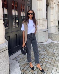 Best White Shirt, White Tees Outfit, Look Office, Spring Trends Outfits, Spring Outfits Dresses, Types Of Jeans, Jean Trends, Denim Trends, Jean Outfits