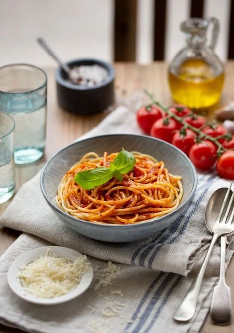 Food photography with natural light - Pasta Light Food Photography, Karl Taylor, Practice Photography, Light Pasta, Light Food, Professional Cooking, Food Photoshoot, Creative Photoshoot, Food At Home