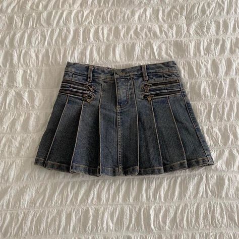 Styling Mini Skirts, Cute Mini Skirts, Denim Pleated Mini Skirt, Mini Skirt Outfit, Fits Clothes, Y2k Clothing, Look Vintage, Cute Skirts, Pleated Mini Skirt