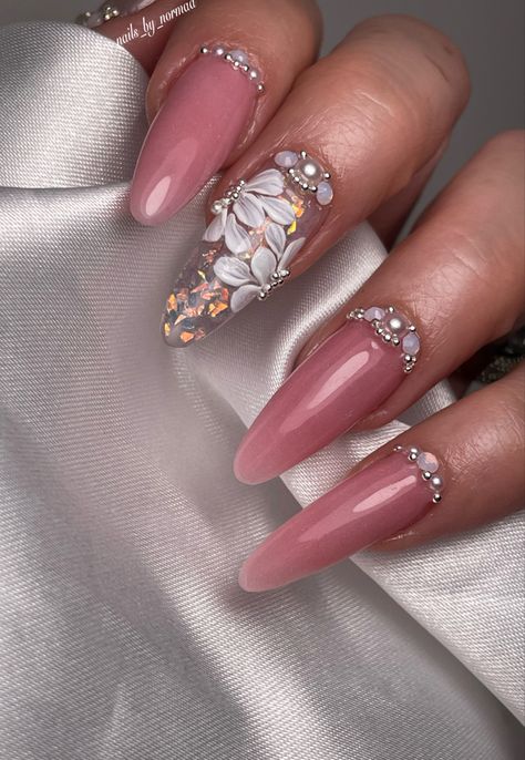 Jeweled Almond Nails, Arab Nails Design, Russian Nail Art, Owl Nails, Almond Shaped Nails, Bella Nails, Purple Nail Art, Shaped Nails, Nail Jewels