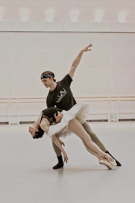 Ballet Couple Poses, Ballet Couple, Natalia Osipova, Dancer Lifestyle, Ballet Pictures, Ballet Poses, Fits Aesthetic, Ballet Photos, Dancing Aesthetic