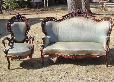 victorian furniture - Google Search Victorian Furniture Decor, Victorian Couch, Classic Couch, Victorian Style Furniture, Victorian Settee, Carved Sofa, Victorian Sofa, Couch Styling, Vintage Couch