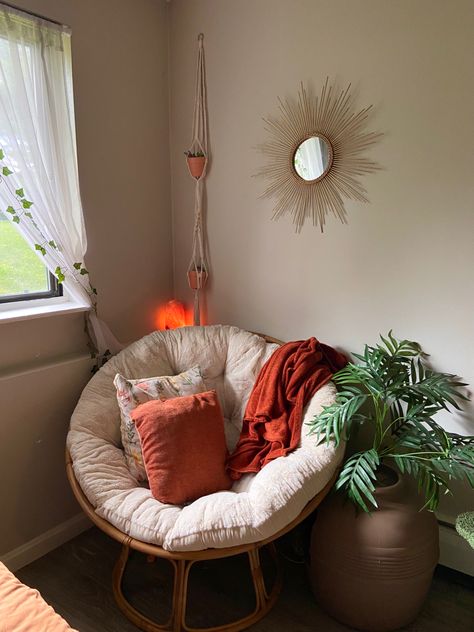 #aesthetic #aestheticroomdecor #aestheticfeed #chair #reading #plant #autumn #autumnvibes #bohemian #boho #bohostyle #bohodecor #livingroomdecor #livingroomideas #livingroomdecorideas Boho Papasan Chair, Comfy Corner Chair Bedroom, Plant Reading Room Aesthetic, Boho Chair Corner, Cute Seating Area, Cozy Bohemian Apartment, Boho Bedroom Chairs, Cozy Reading Corners Living Room, Comfy Chair In Bedroom