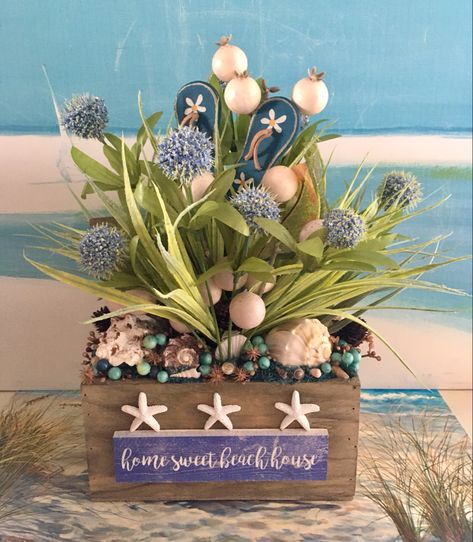 Coastal Arrangements, Beach Centerpieces Diy, Blomme Rangskikkings, Beach Centerpiece, Coastal Ideas, Beach Centerpieces, Themed Centerpieces, Beachy Stuff, Beach Craft