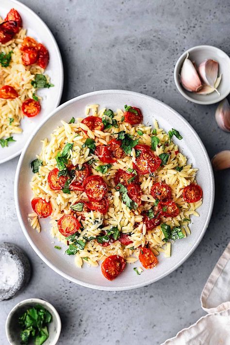 Roasted Cherry Tomato and Garlic Orzo - Cupful of Kale Cherry Tomato Orzo, Orzo Asparagus, Garlic Orzo, Lentil Ragu, Tomato Orzo, Summer Pasta Dishes, How To Cook Orzo, Asparagus Recipes, Orzo Recipes