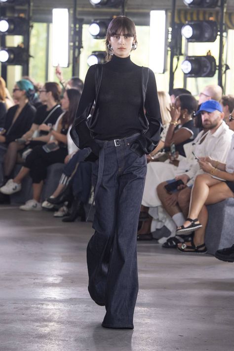 Sacai: Ready-To-Wear SS24 - 10 Magazine Spring Outerwear Women, Spring Outerwear, Moda Denim, Rei Kawakubo, Diana Ross, Style Mistakes, Comme Des Garcons, Primavera Estate, Wide Leg Trousers