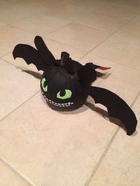 Toothless Pumpkin - How to Train Your Dragon Dragon Painted Pumpkin, Toothless Pumpkin Painting, How To Train Your Dragon Pumpkin, Toothless Dragon Pumpkin, Dragon Pumpkin Decorating, Dragon Pumpkin Painting, Toothless Pumpkin, Pumkin Carving Ideas, Dragon Pumpkin