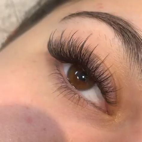 Maquillage Kylie Jenner, Natural Fake Eyelashes, Lashes Fake Eyelashes, Professional Eyelash Extensions, Lash Extensions Styles, Eyelash Extensions Styles, Perfect Eyelashes, Eyelash Extension Supplies, Pretty Lashes