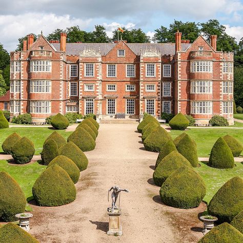 Elizabethan Manor House, Elizabethan Architecture, British Manor, Potter Family, Castles In England, Dylan Thomas, Stately Homes, Nice Places, English Country House